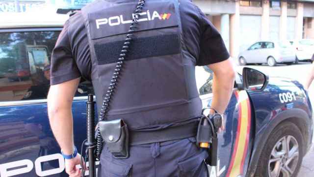 Un agente de la Policía Nacional, como el que socorrió a la octogenaria y evitó que fuera víctima de un atraco en Barcelona / EUROPA PRESS