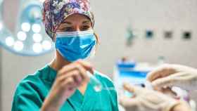 Una enfermera de HM Nou Delfos prepara una vacuna de Hipra contra el Covid-19 / CEDIDA