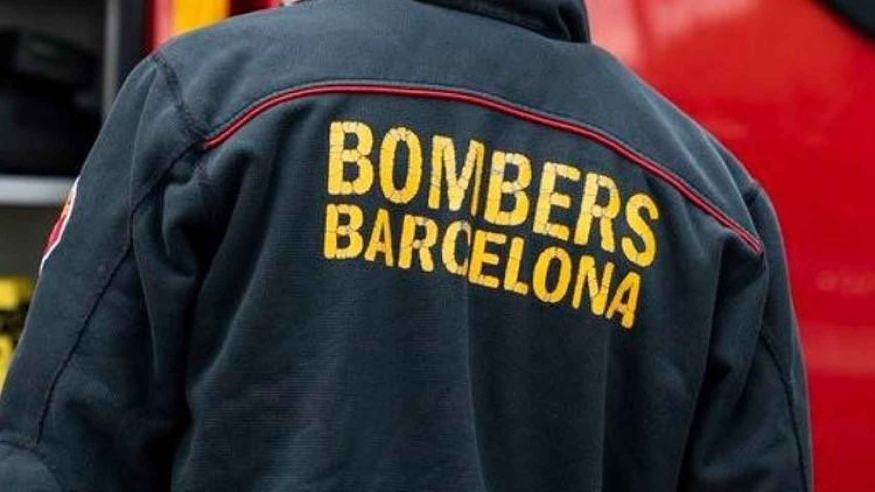 Los bomberos de Barcelona se han trasladado hasta el incendio en el piso de Les Corts (Barcelona) esta mañana / BOMBERS DE BARCELONA
