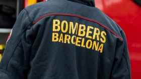 Los bomberos de Barcelona se han trasladado hasta el incendio en el piso de Les Corts (Barcelona) esta mañana / BOMBERS DE BARCELONA