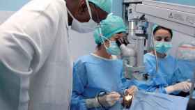 Médicos durante una operación en la Clínica Barraquer en una imagen de archivo / FUNDACIÓ BARRAQUER