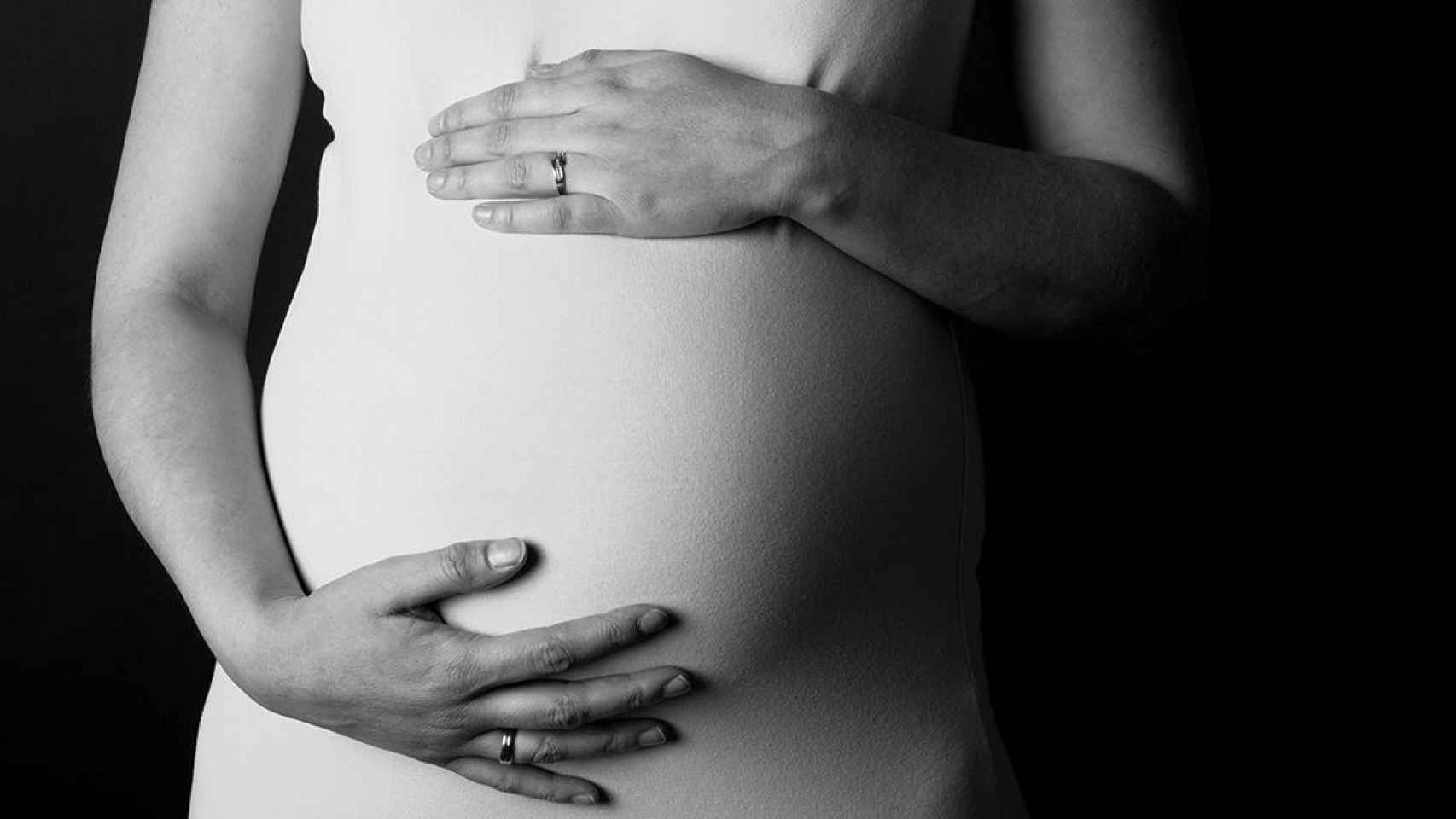 Una mujer embarazada pone las manos sobre su vientre / EUROPA PRESS