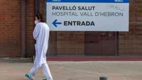 Una sanitaria en la entrada del hospital Vall d'Hebron de Barcelona, donde se atiende a pacientes con Covid / EFE