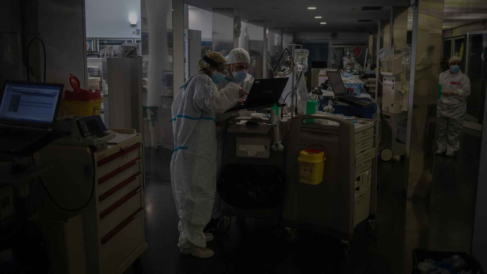 Personal sanitario con protección especial frente al Covid en una uci del Hospital del Mar (Barcelona) / EUROPA PRESS