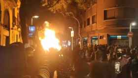 Contenedor quemado tras un desalojo en el barrio del Poblesec de Barcelona / @sindicatdebarri (TWITTER)
