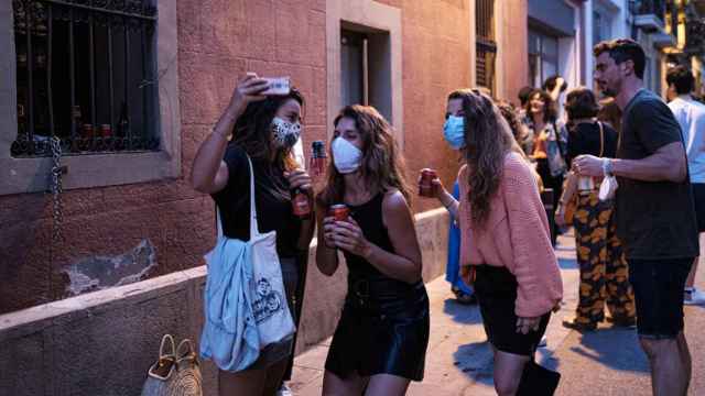 Unas mujeres se hacen un selfie durante una fiesta en el barrio de Gràcia / PABLO MIRANZO