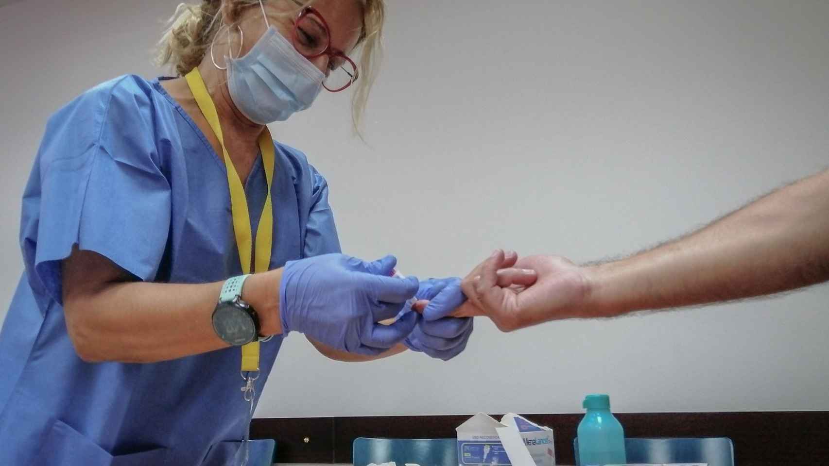 Una enfermera realiza un test rápido para detectar el coronavirus / EP