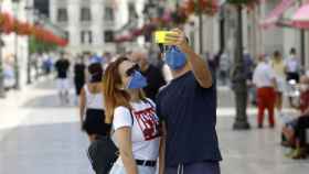 Una pareja se hace un selfie en el primer día del uso obligatorio de mascarillas / EP