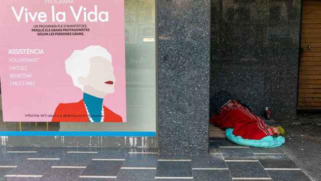 Un indigente duerme en las calles de Barcelona / ARRELS