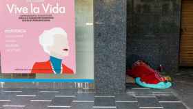 Un indigente duerme en las calles de Barcelona / ARRELS