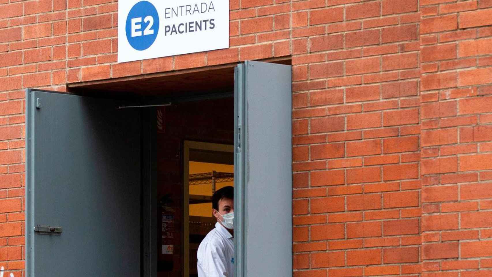 Imagen de la entrada de pacientes en el hospital auxiliar de Vall d'Hebron, el mayor de Cataluña / EFE