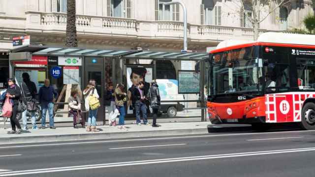 Autobús de TMB en una parada de adaptada para discapacitados en Barcelona / EP