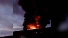 Imagen del fuego en una nave de Sant Adrià del Besòs / TWITTER