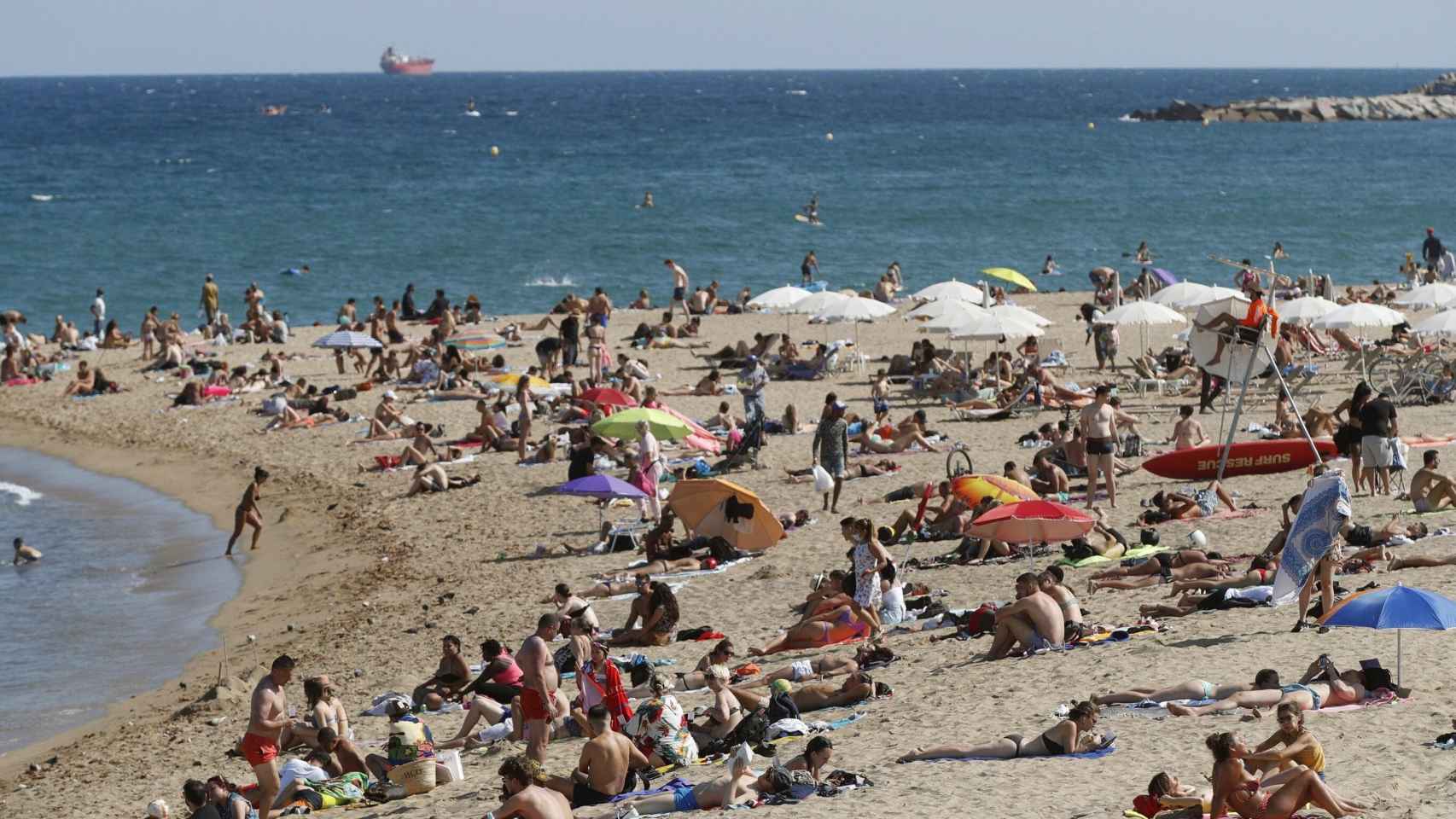 La playa de La Nova Icaria de Barcelona, en una imagen de archivo / EFE