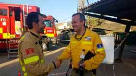 Dos agentes que han trabajado contra el incendio de Tarragona / BOMBERS