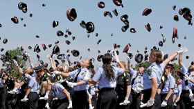 Los nuevos agentes de los Mossos y policías locales celebran su graduación / EFE