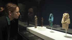 Una visitante en la exposición 'Faraón. Rey de Egipto' / CAIXAFORUM GIRONA