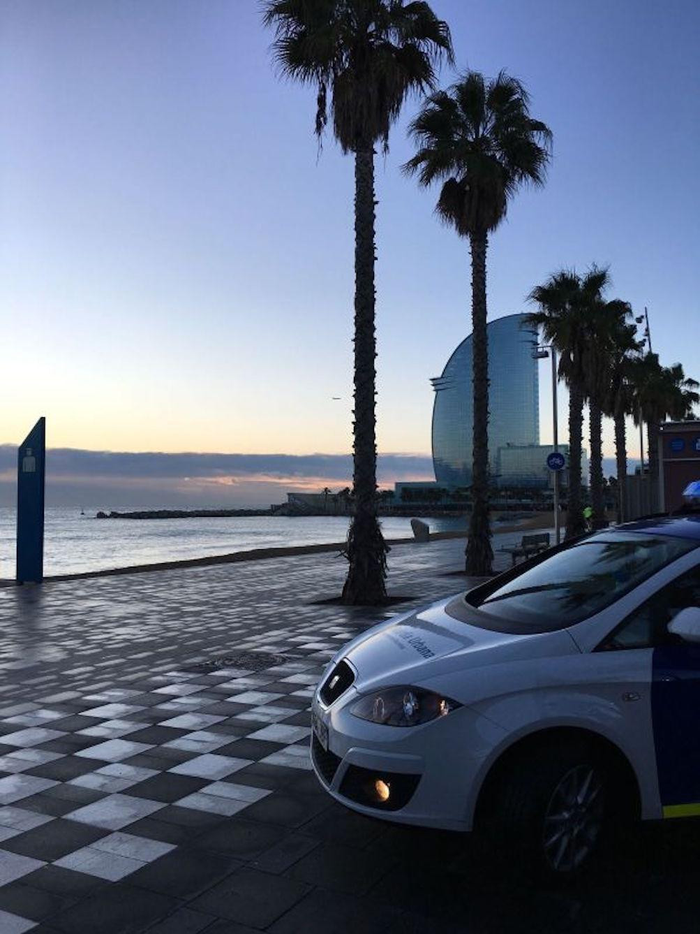 Imagen de un coche de la Guardia Urbana de Barcelona en la zona de Port Olímpic / @BARCELONA_GUB