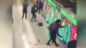 Grafiteros atacando el Metro de Barcelona en una acción vandálica anterior / CG