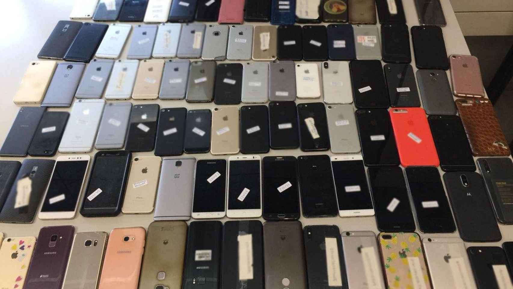 Algunos de los móviles recuperados tras los hurtos en el Sónar, que se encuentran en la comisaría de L'Hospitalet / TWITTER MOSSOS
