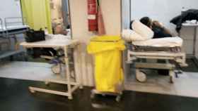 Dos pacientes esperan cama en urgencias en el Parc de Salut Mar de Barcelona / CG