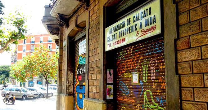 Un local comercial vacío para alquilar en la calle Diputación de Barcelona, en el distrito del Eixample / CG