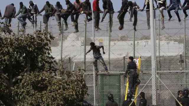 Inmigrantes saltan la valla de Melilla / EFE