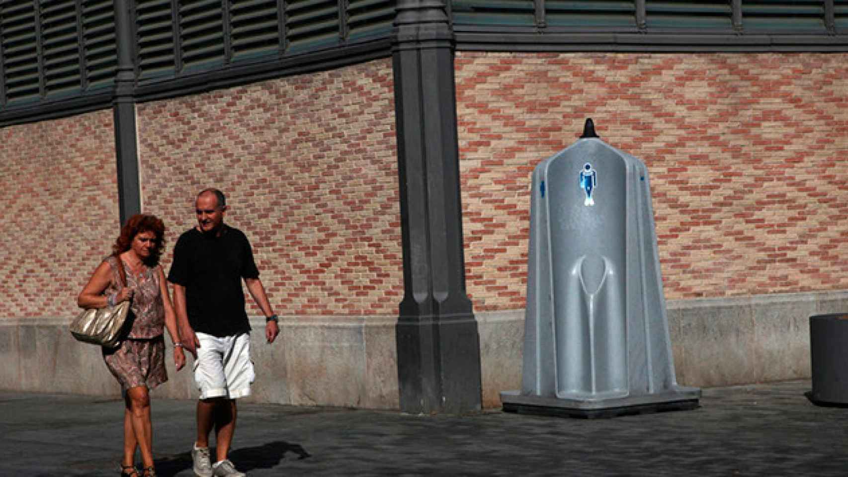 Uno de los urinarios callejeros de última generación de Barcelona.