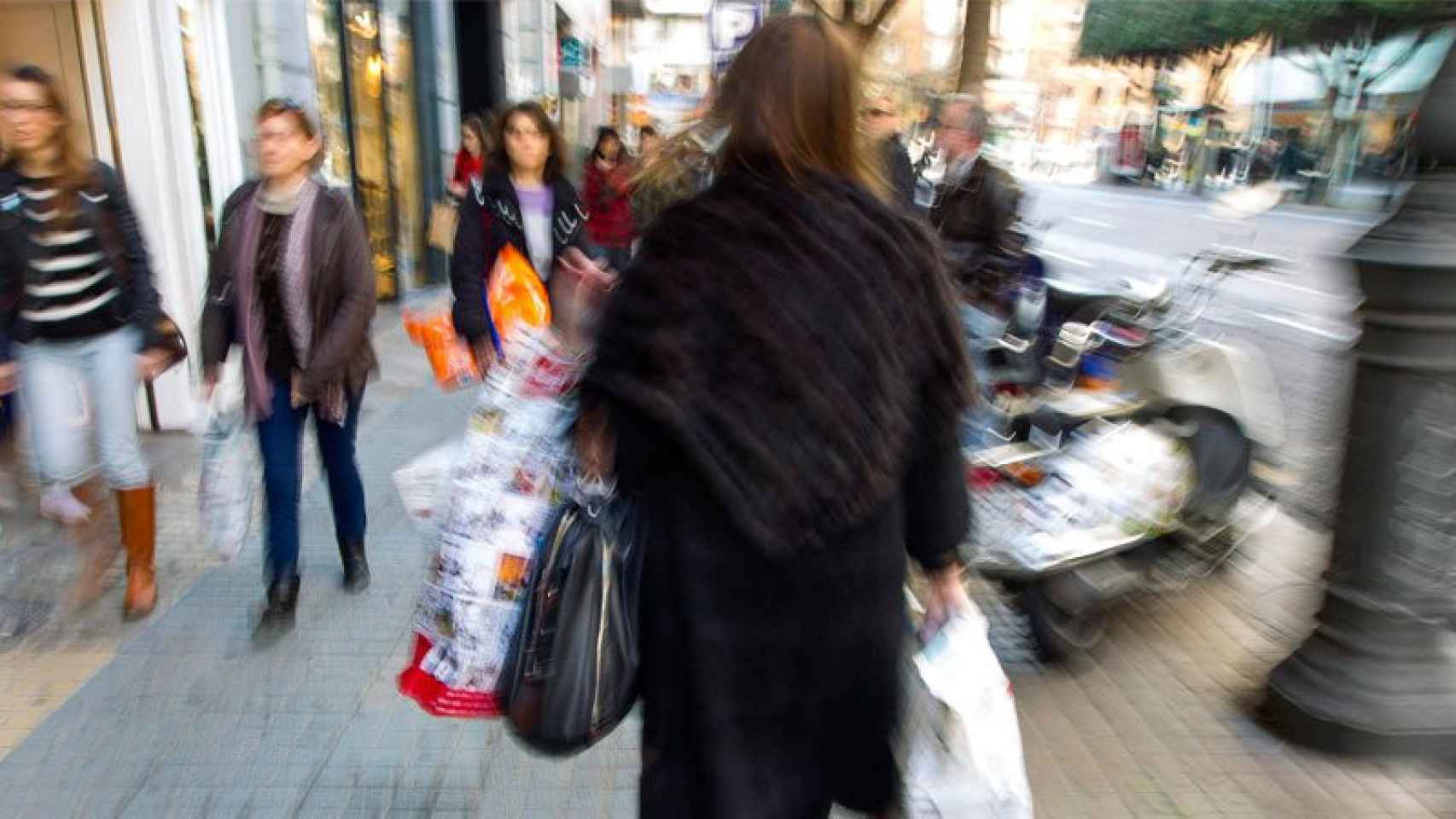 El gasto turístico (en la imagen, una mujer de compras por Madrid) llegó a los 17.900 millones hasta abril.