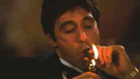 Al Pacino fumando en una escena de la película 'Scarface'