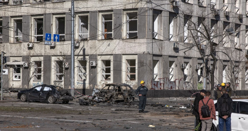 Un lugar alcanzado por un ataque con misiles en el centro de Kiev, Ucrania / EFE