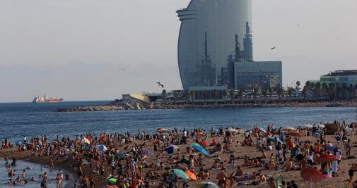 Una playa de Barcelona llena de personas / EFE