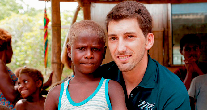 El doctor con uno de los niños de Papúa Nueva Guinea / CG