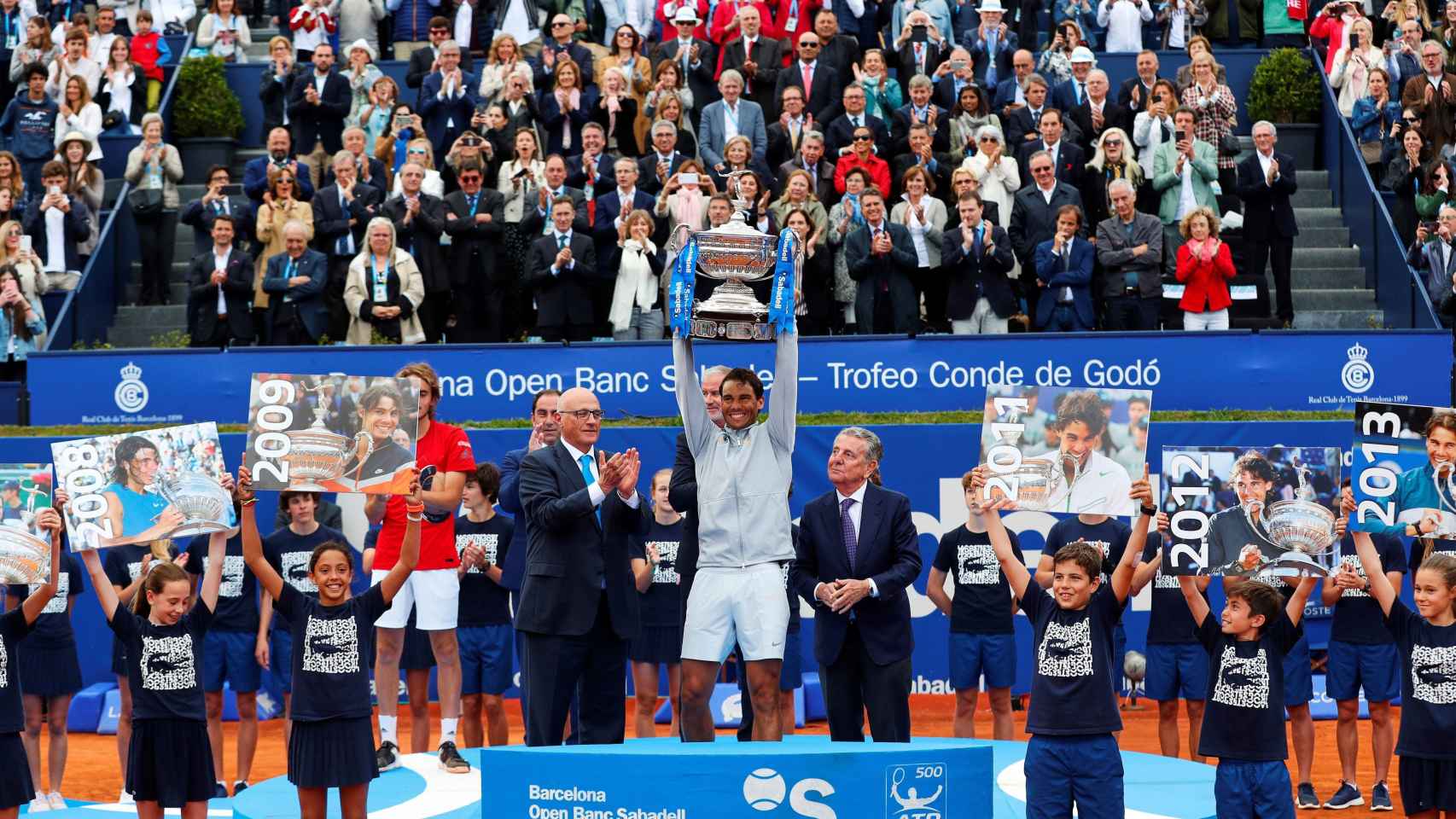 Rafa Nadal recibe un trofeo tras vencer al griego Stefanos Tsitsipas en la final del Open Banc Sabadell-Trofeo Conde de Godó / EFE