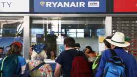 Pasajeros de Ryanair ante un mostrados de 'handling' de la compañía en un día de huelga / EP