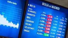 Paneles con valores del Ibex 35 en la Bolsa de Madrid / EFE