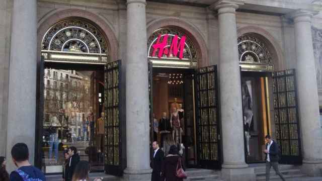 Tienda de H&M en el paseo de Gràcia de Barcelona / EFE