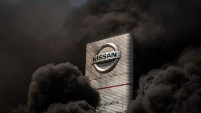 La planta de Nissan de la Zona Franca entre el humo de neumáticos quemados / EUROPA PRESS
