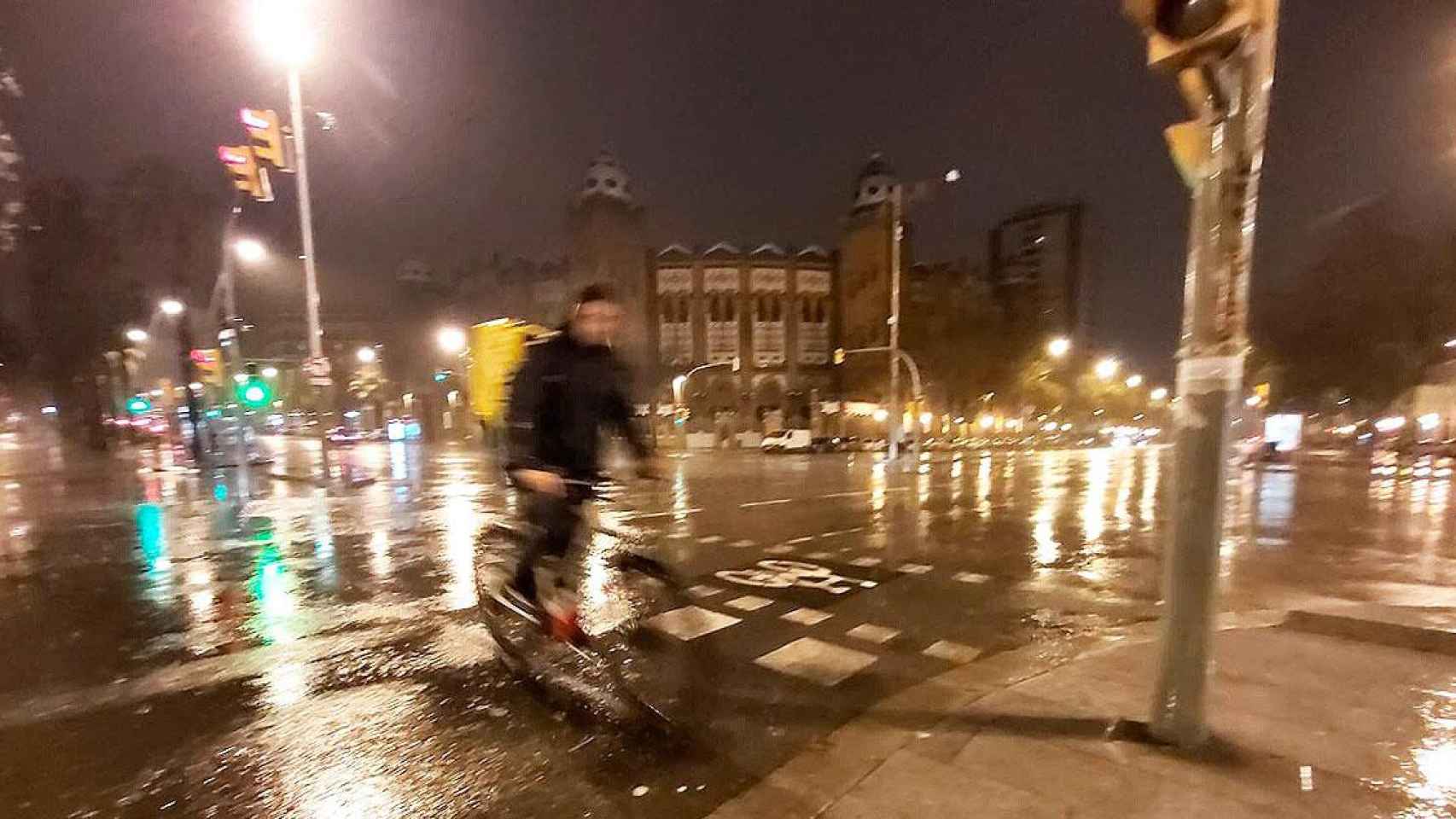 Un 'rider' de Glovo con su bicicleta durante la tormenta Gloria en Barcelona / CG