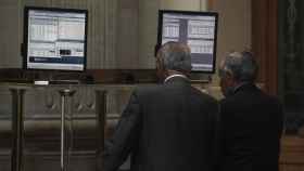 Inversores contemplan el desplome del Ibex en las pantallas de la Bolsa de Madrid / EP