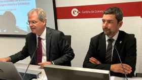El presidente de la Cámara de Comercio de Barcelona, Joan Canadell (d), junto al director de estudios económicos, Joan Ramón Rovira (i) / CG