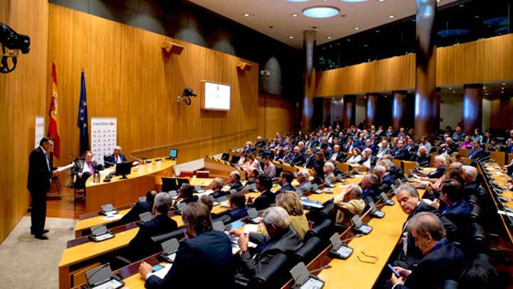 El presidente de Agbar, Angel Simón, reivindica un regulador único para mejorar los servicios públicos en una sesión empresarial en el Congreso de los Diputados / CG