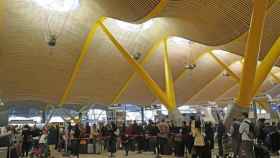 Imagen de archivo de colas de visitantes extranjeros en el aeropuerto de Barajas / EFE