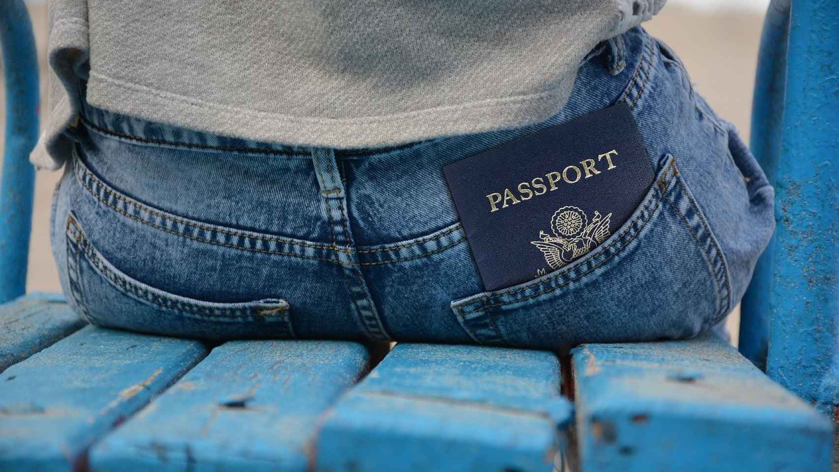 Una viajera con su pasaporte en el bolsillo / PIXABAY