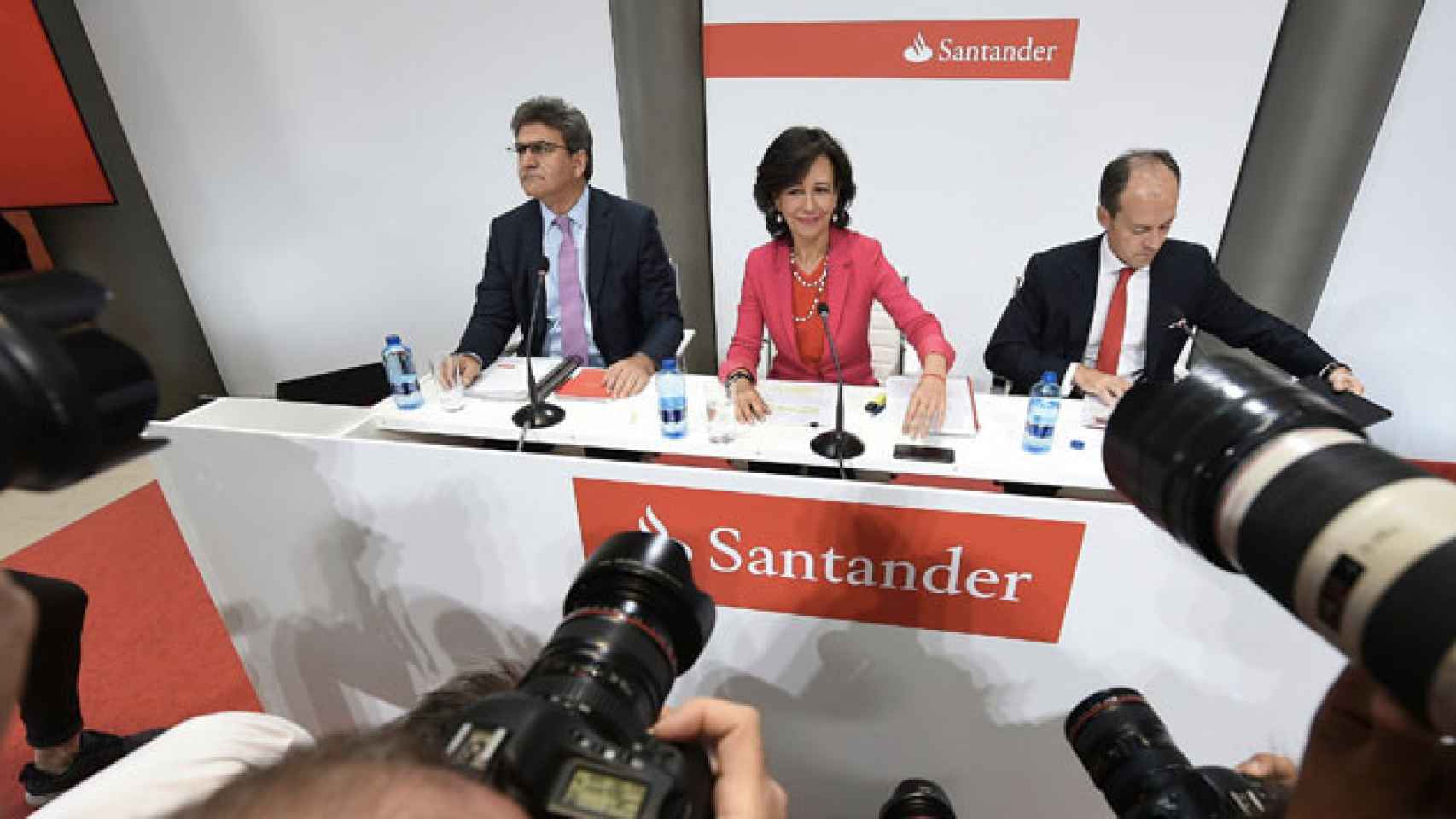 Ana Botín, presidenta de Banco Santander, explicaba la compra del Popular en junio junto al nuevo consejero delegado de esta entidad, Rami Aboukhair Hurtado (d), y el CEO el grupo, José Antonio Álvarez (i) / EFE