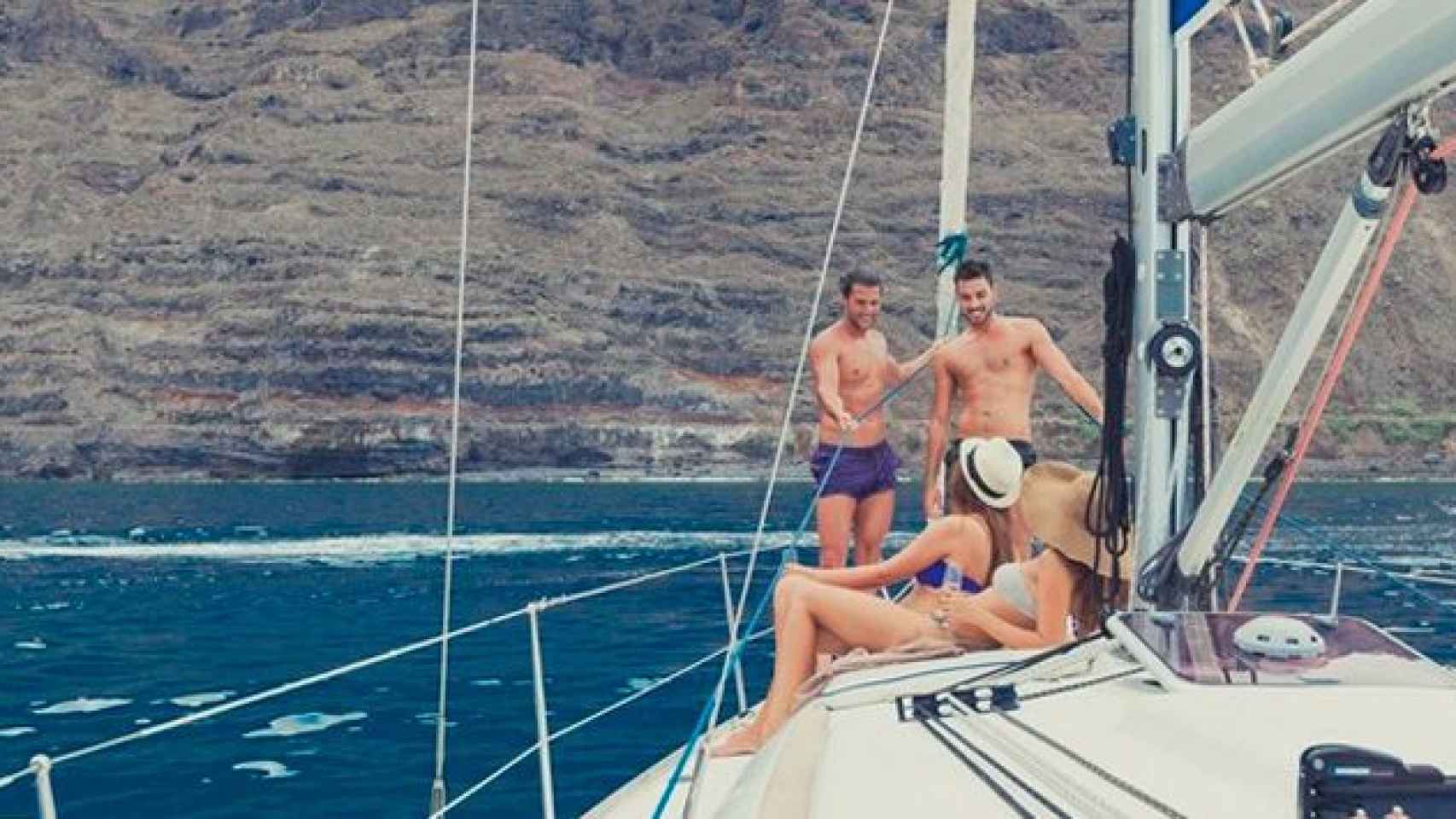 Cuatro personas en una embarcación de alquiler en la Costa Brava / CG