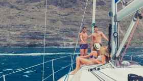 Cuatro personas en una embarcación de alquiler en la Costa Brava / CG
