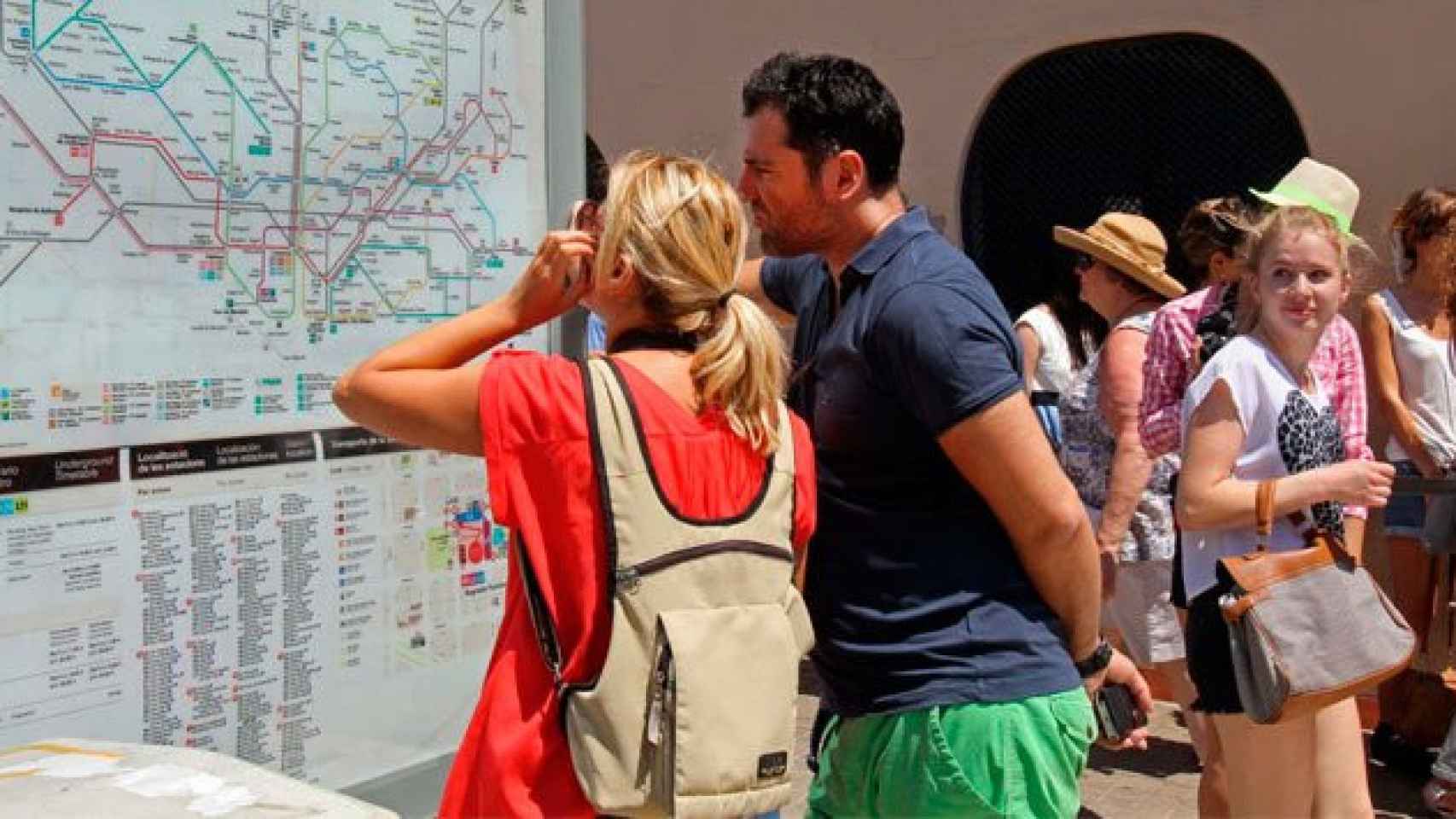 Turistas consultan un mapa del Metro en Barcelona / CG