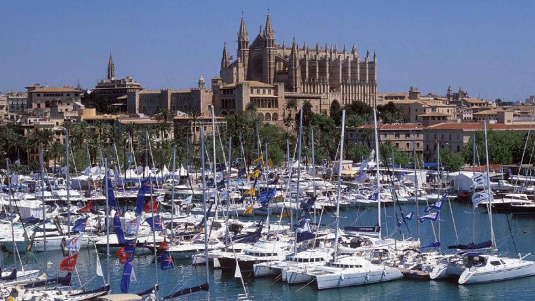 Vista del puerto de Palma y la catedral con la capital balear al fondo / EFE