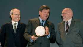 Antonio Gallardo, vicepresidente de Almirall, entre José Montilla, presidente de la Generalitat, y Josep Huguet, consejero de Industria, recogiendo en 2007 el Premio a la Competitividad concedido por el Gobierno catalán